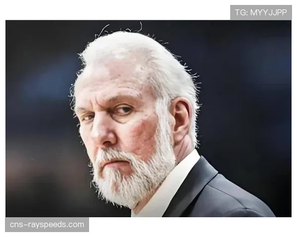 镜头捕捉：马刺替补席频繁使用战术手势沟通，波波维奇静观其变