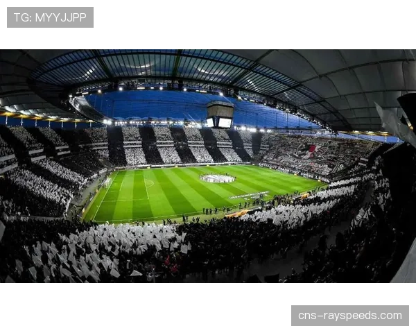 法兰克福球迷在看台展示巨型TIFO，致敬球队欧战征程